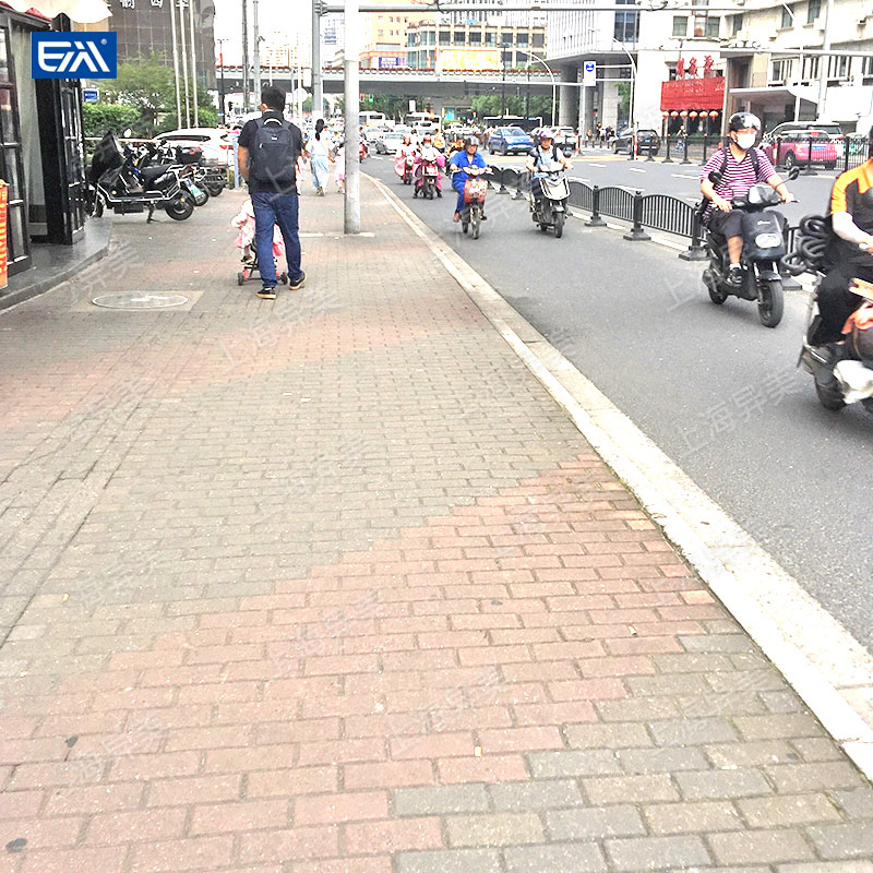 铺设荷兰砖人行道.jpg