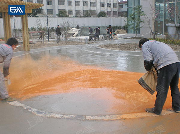 撒彩色强化料.jpg 撒彩色强化料.jpg